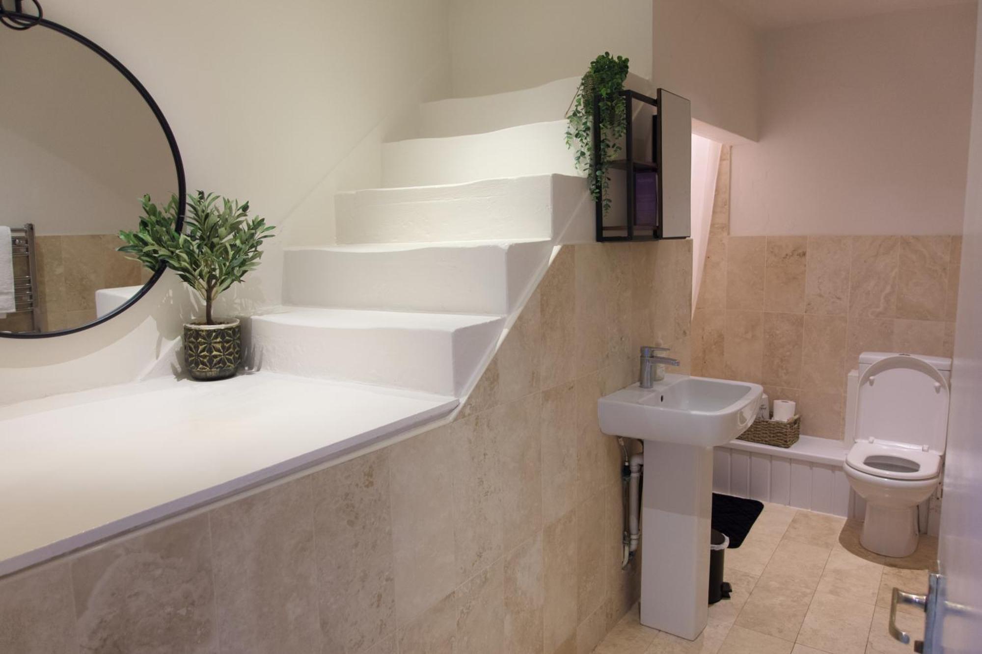 2 Bedroom - The Ruby Apartment *